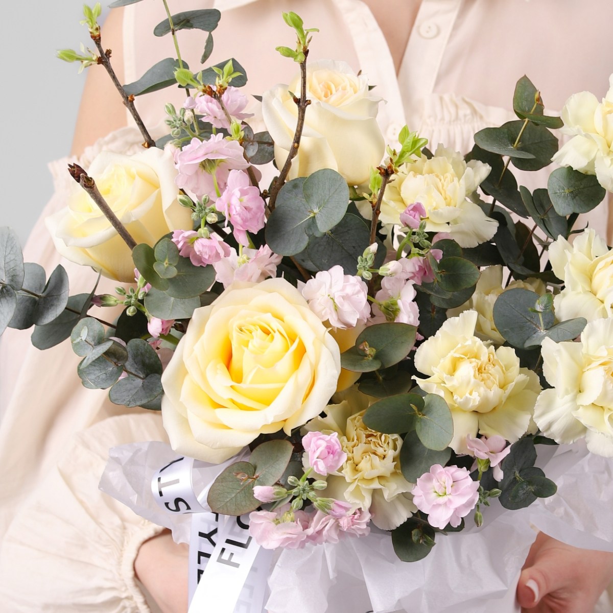 vesennij buket v korzine 720